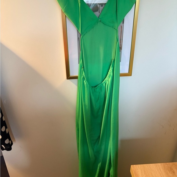 Green backless Dress - Picture 3 of 3